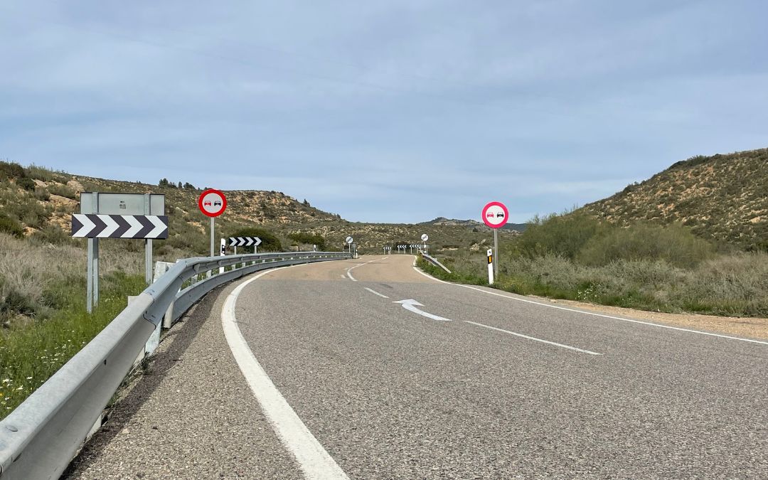 El arcén está lleno de gravilla a lo largo de la carretera./ S.F.