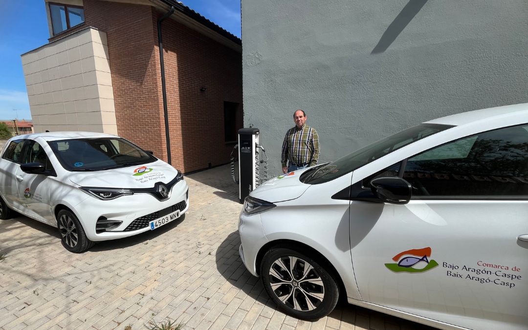 El presidente de la Comarca, Javier Nicolás, junto a los coches./ María Ibáñez