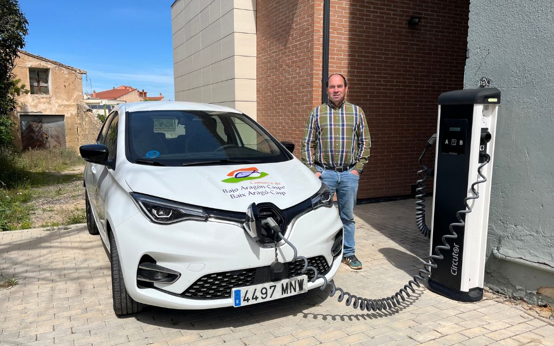 Cargando uno de los coches eléctricos./ María Ibáñez