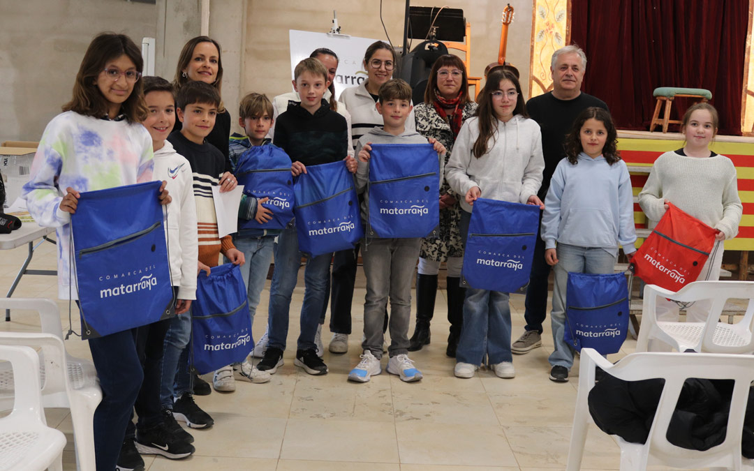 Alumnado y docentes recogieron los reconocimientos en el Centro Social de Valjunquera. /N. Altaba
