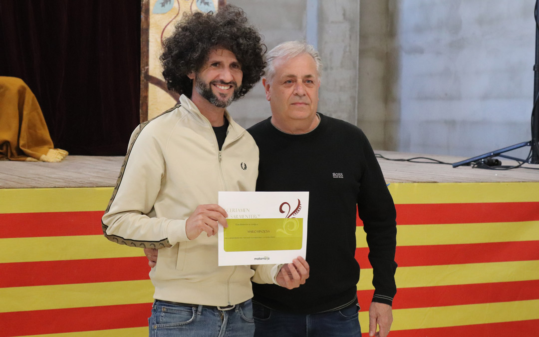 El presidente comarcal, Fernando Camps, entregó el premio 'El Sarmentero' en modalidad poesía a Mario Hinojosa/N. Altaba