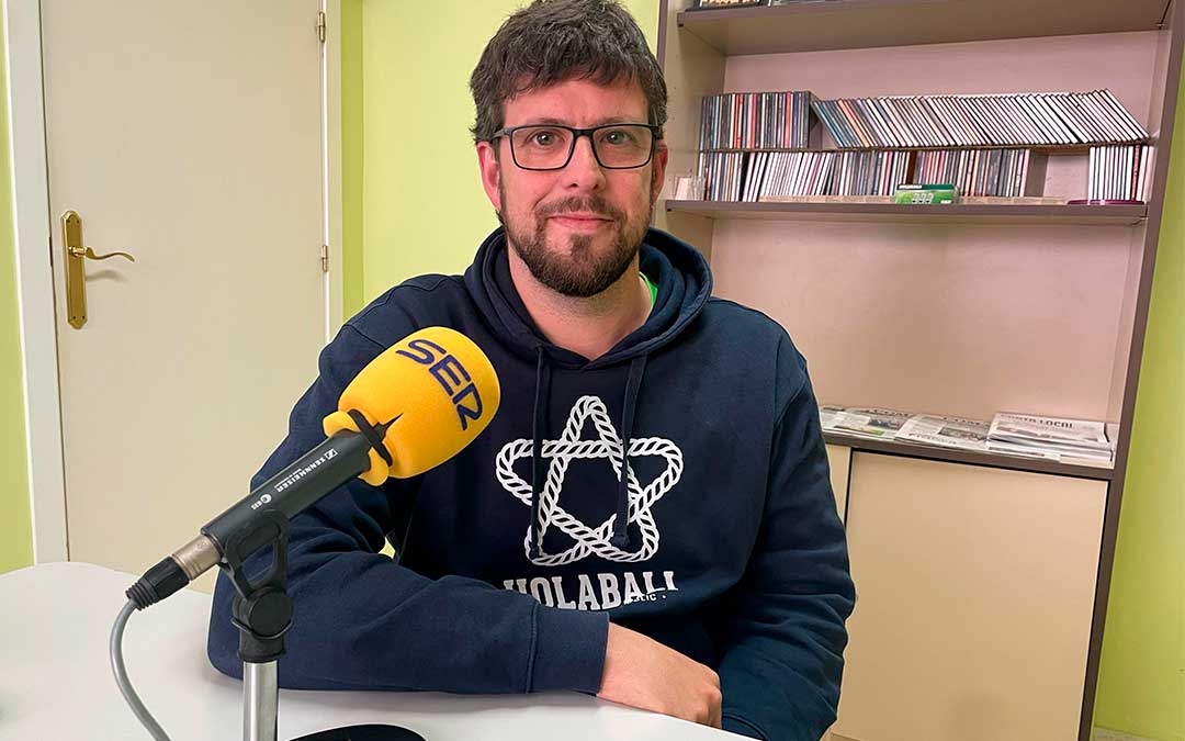 Abraham Martínez en Radio Caspe./ S.F.