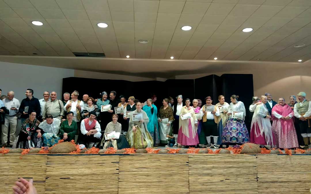 Foto de familia de los concursantes en las categorías Adultos, Sénior y Dúos./ Antonio Moragriega