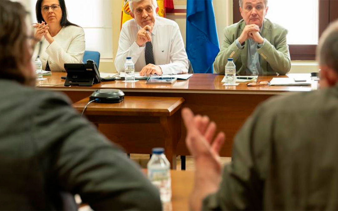 El departamento de Agricultura, Ganadería y Alimentación junto con las organizaciones agrarias este martes en la mesa de conclusiones./ DGA