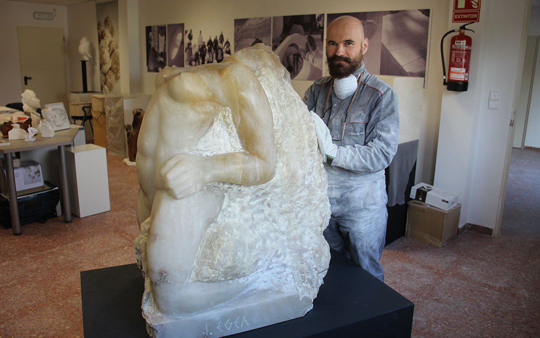 Egea en Semana Santa en el "stage" del ICRE en el CIDA donde se reencontró con ‘Resistencia’. Tiene obra en la Bienal de Arte Sacro de Colliure y en mayo expondrá en Italia con Luca Freschi. Mientras, da clases y prepara curso para Estados Unidos. / B. Severino