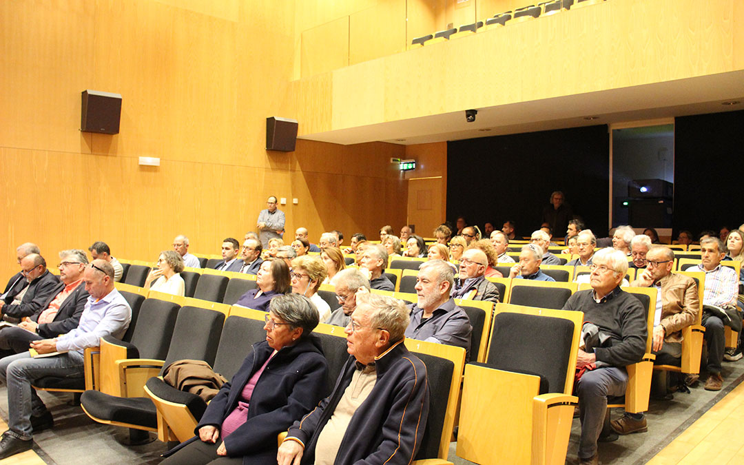 Público en el auditorio en la presentación de 'Al-Qanni' en el Palacio Ardid. / B. Severino