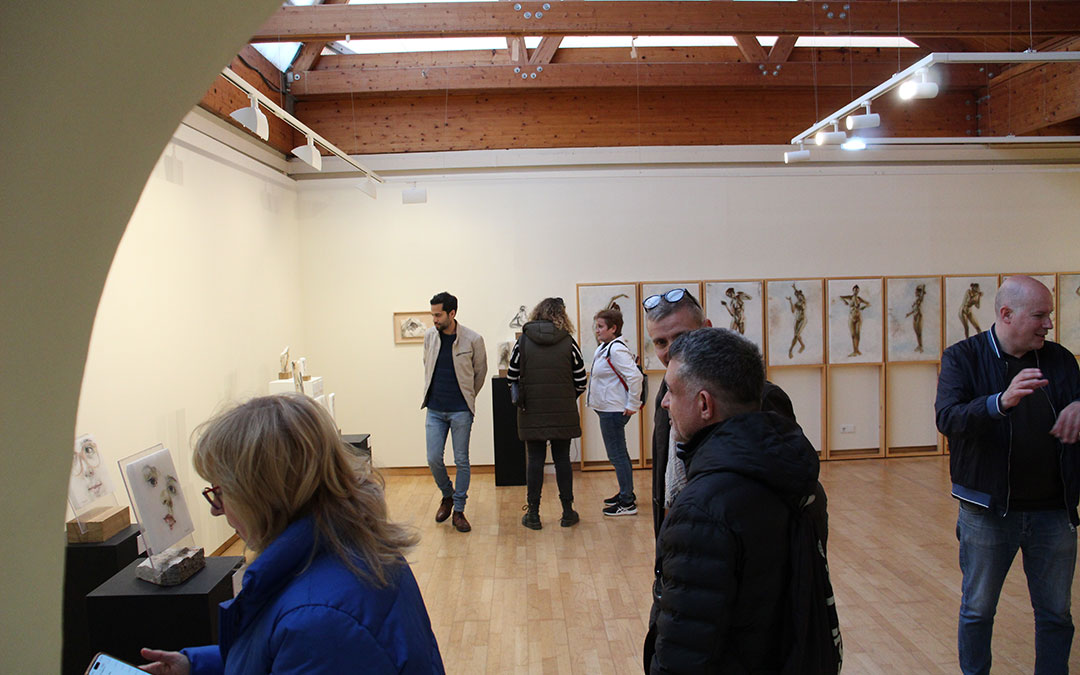Visitas ante las tablas de alabastro de Vidal. / B. Severino