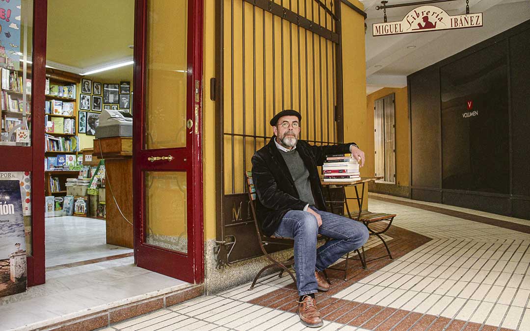 Ibáñez, en la puerta de su librería que es referencia de tantas y tantas personas del territorio. / B. Severino