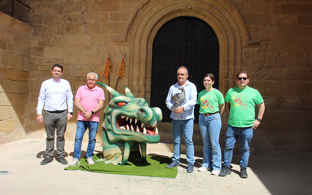 El dragón en el Parador flanqueado por Juan Pardo y Ángel Alcaraz, que sujeta el casco como nuevo San Jorge, junto al alcalde, Miguel Ángel Estevan; la concejal de Festejos, Marta Alquézar; y el técnico, Tito Lizana. / B. Severino