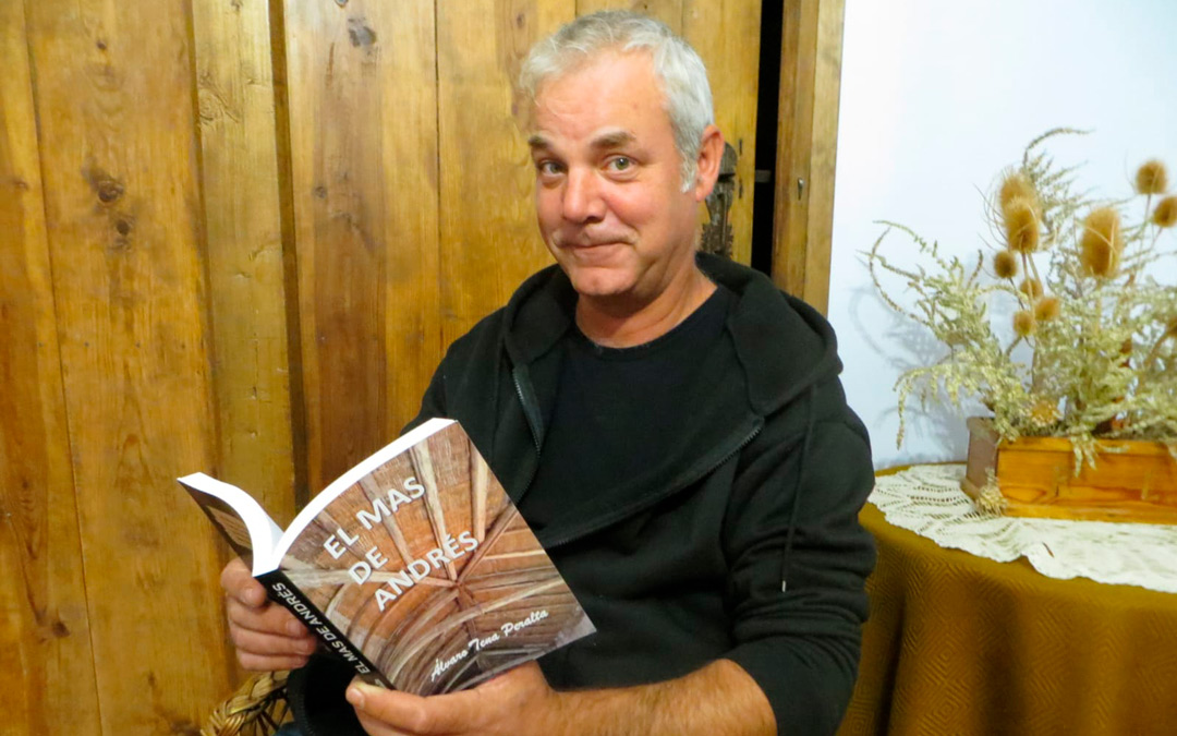 El escritor posa alegre con su primera novela en las manos. /Álvaro Tena