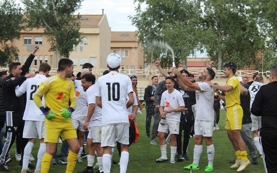 El Andorra C.F. festeja el ascenso a Tercera en el Endeiza. / Eduard Peralta