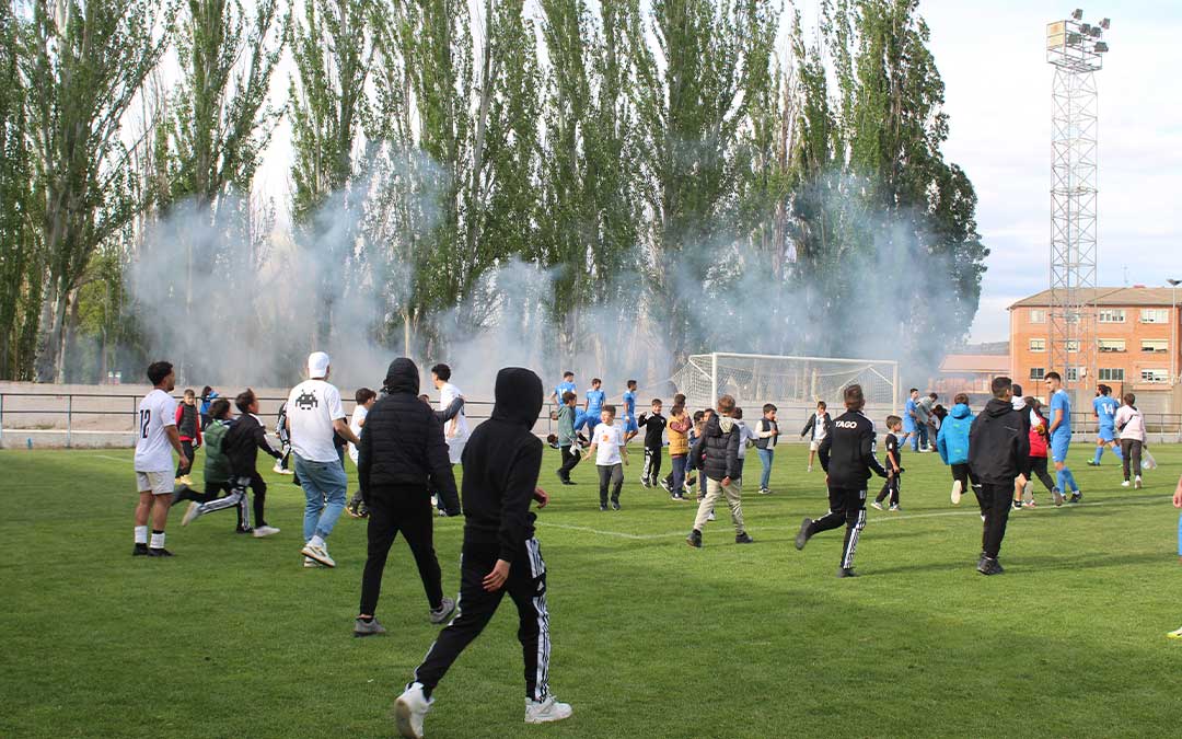 El Andorra C.F. festeja el ascenso a Tercera en el Endeiza. / Eduard Peralta
