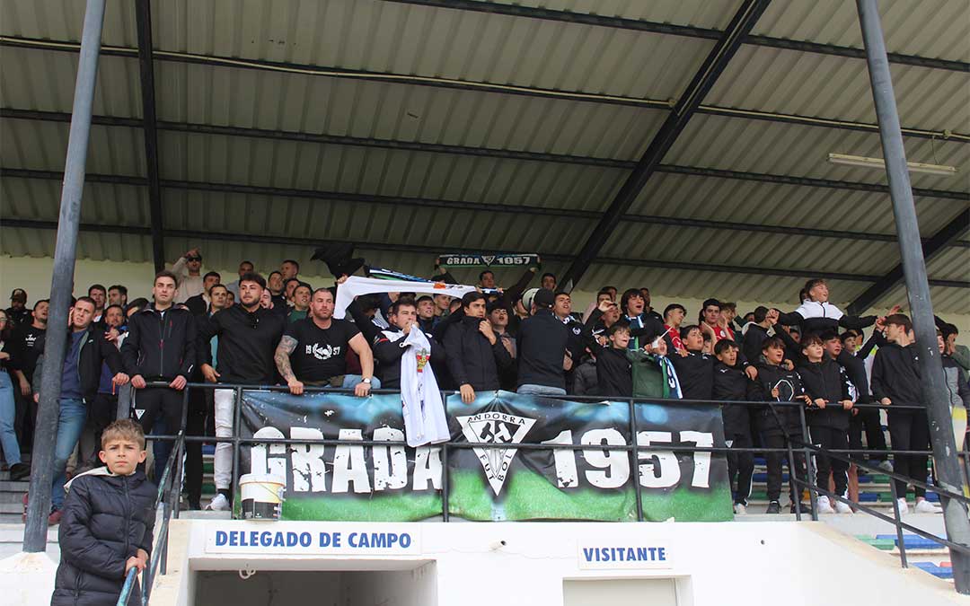Jovenes aficionados siguen de cerca el partido. / Eduard Peralta