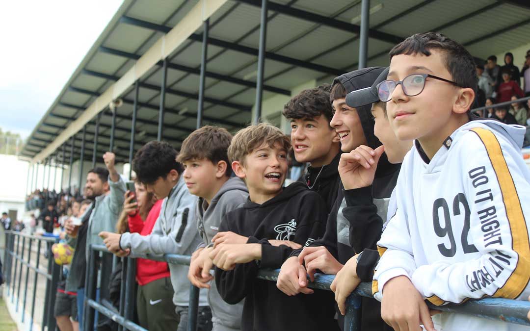 Jovenes aficionados siguen de cerca el partido. / Eduard Peralta