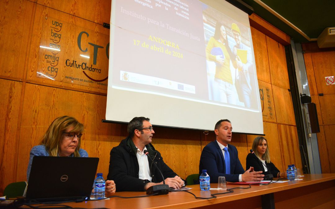 Lola Fernández, responsable de la empresa LHH; Rafa Guía, alcalde de Andorra; Enrique Gómez, subdelegado de Gobierno en Teruel; y Elisabeth López, agente del territorio en Aragón de Convenios de Transición Justa durante la presentación./ C.O.