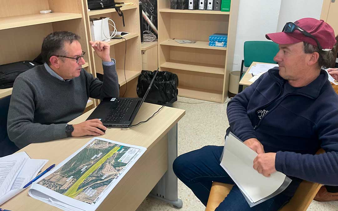 Uno de los propietarios presentando la documentación del terreno al técnico de Adif el miércoles en Caspe./ S.F.