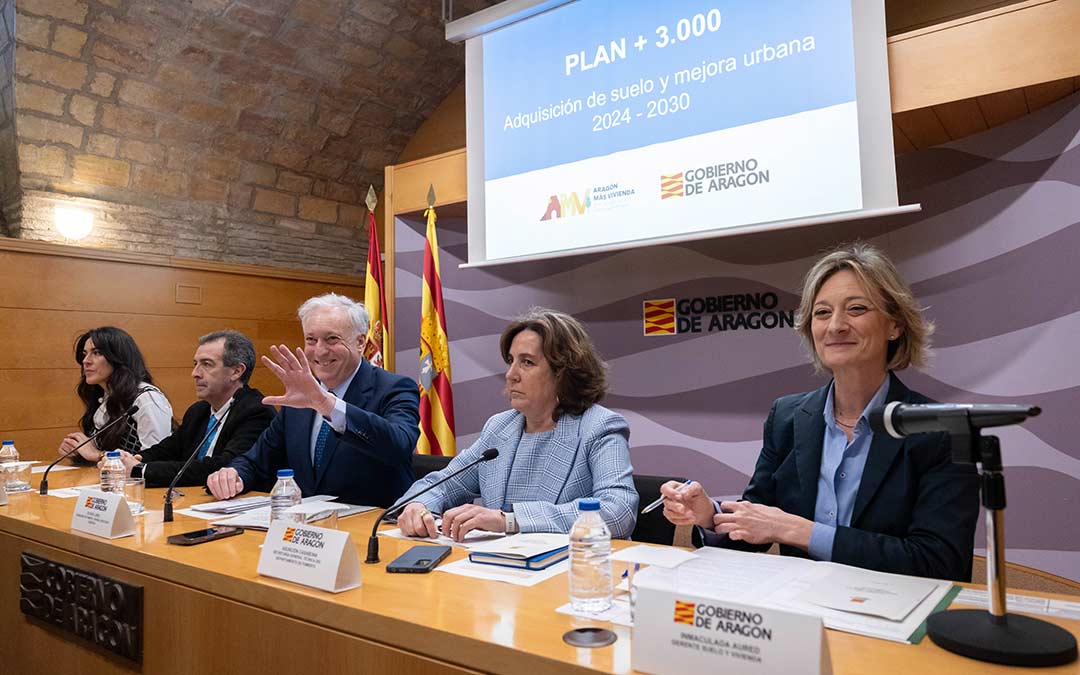 Octavio López, junto con el presidente de la FAMCP, Carmelo Pérez; la directora general de Vivienda, María Pía Canals, la secretaria general técnica del Departamento de Fomento, Asunción Casabona, y la directora gerente de SVA, Inmaculada Aured./DGA