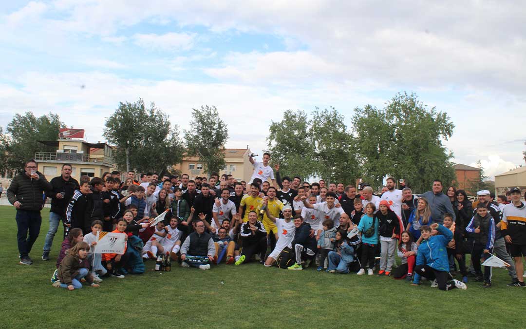 El Andorra C.F. festeja el ascenso a Tercera en el Endeiza. / Eduard Peralta