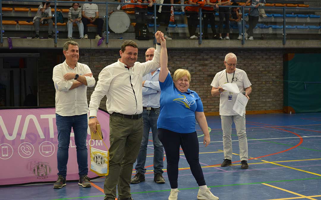 Autoridades municipales junto a la presidenta del club./I.M.