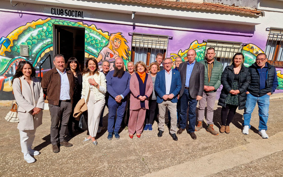 Visita de la consejera de Presidencia, Tomasa Hernández, y la directora general de Administración Local, Marina Sevilla, a Salcedillo./ DGA
