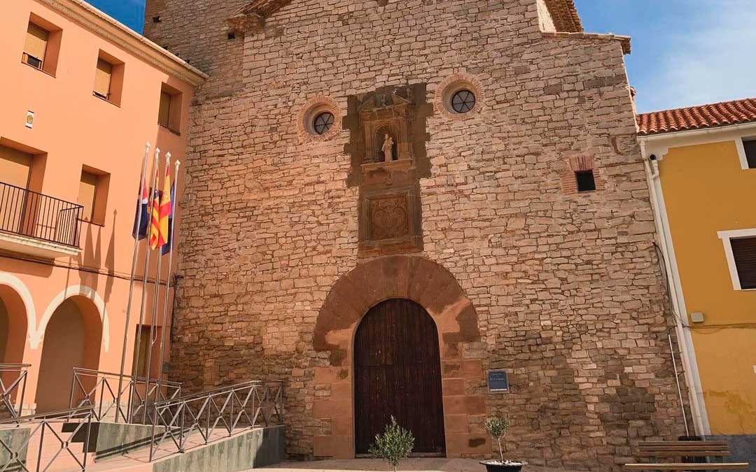 La fachada de la iglesia de Azaila restaurada. / Ayto. Azaila