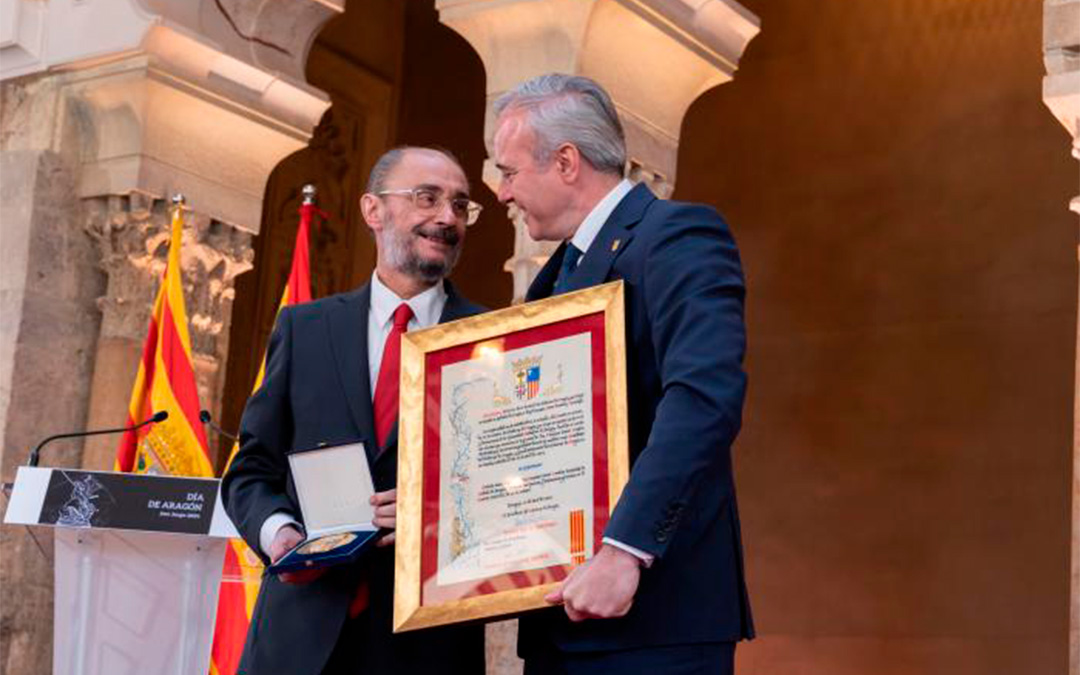 Javier Lambán recibió la Medalla de Aragón de manos de Jorge Azcón el 23 de abril de 2024. / Fabián Simón
