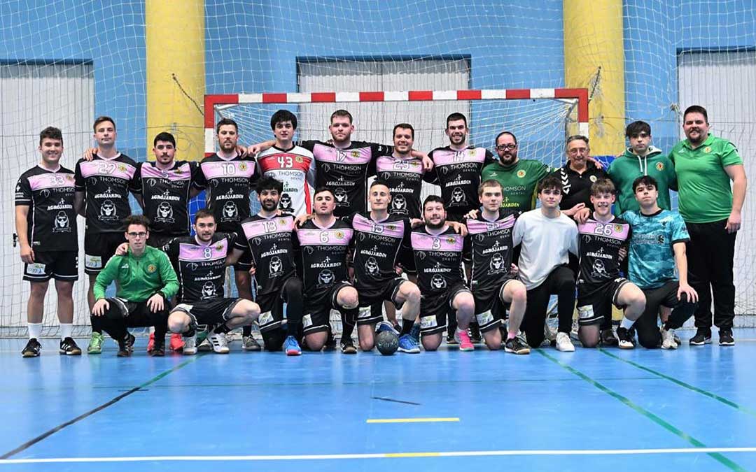 Foto de familia del Balonmano Alcañiz este fin de semana con motivo de la disputa del playoff de ascenso. / BM Alcañiz