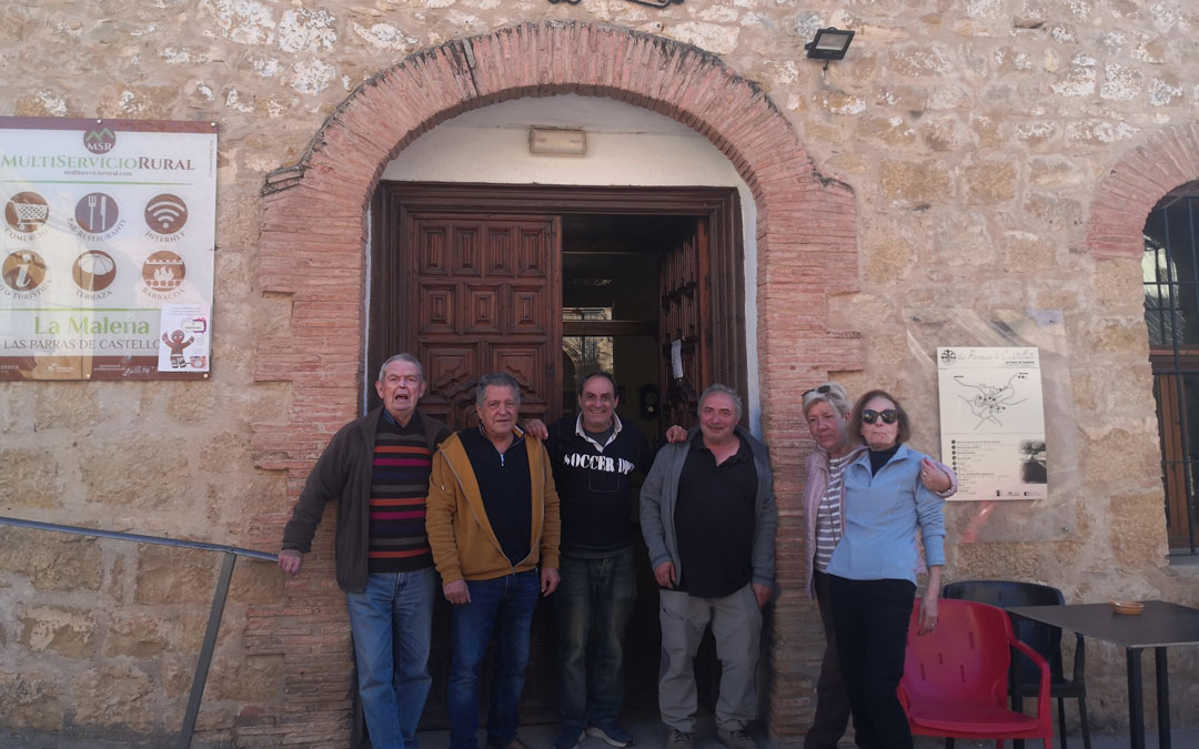 En el centro, Juan Carlos García, nuevo gerente del bar ‘La Malena’ junto a algunos vecinos de la localidad/Juan Carlos García