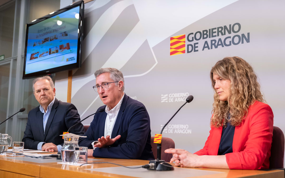 Moncada, Blasco y Gimeno, en la presentación de los bonos turísticos para hospederías./DGA