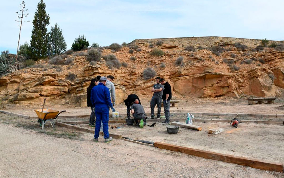 Varios alumnos-trabajadores del taller de empleo de Alcañiz actúan en los senderos del Cabezo del Cuervo./ Ayuntamiento de Alcañiz