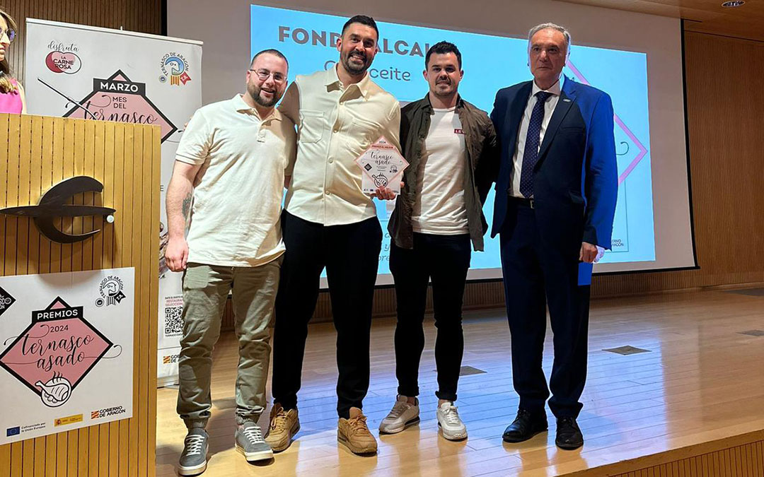El equipo de Fonda Alcalá de Calaceite acudió a recoger el premio en Zaragoza./ L.C.