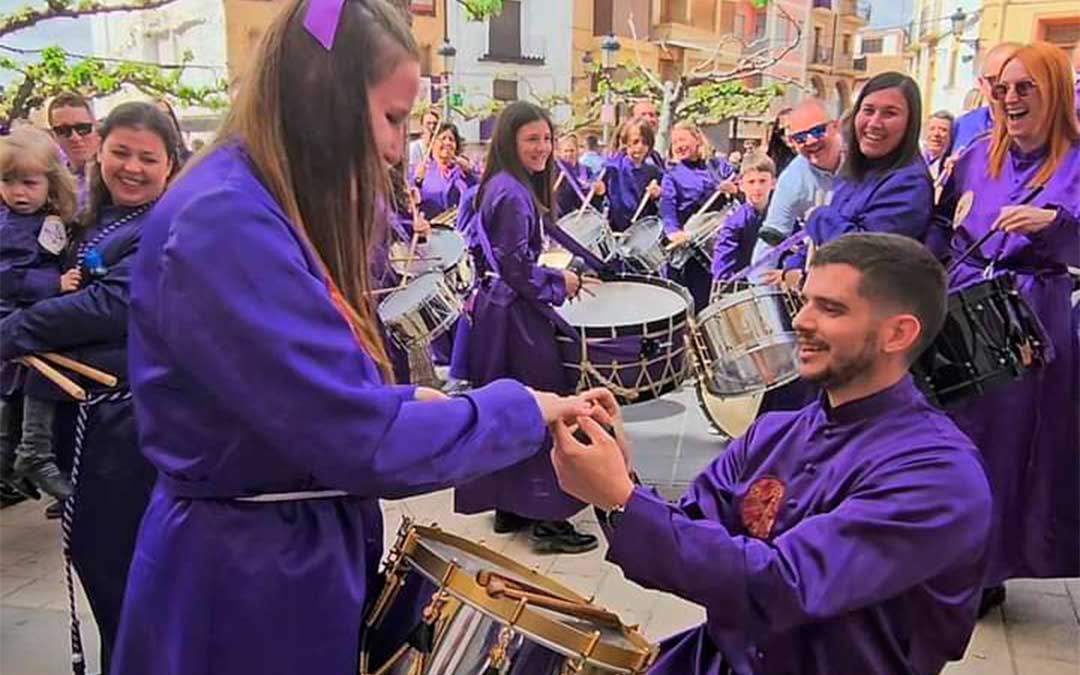 Arturo Valero le pidió la mano a su pareja, Gala Jiménez, este Viernes Santo tras la Rompida. / A.V.
