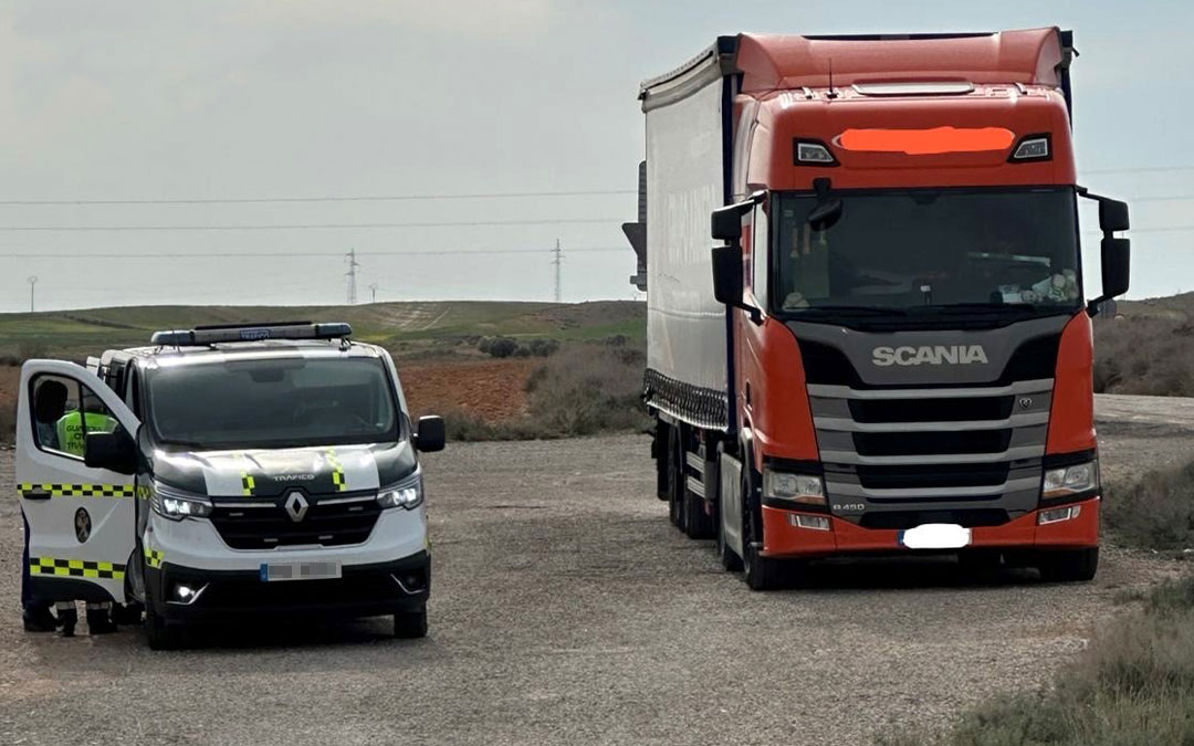 Una patrulla del Destacamento de Tráfico de la Guardia Civil de Alcañiz interceptó al camionero en Azaila./ Guardia Civil de Teruel