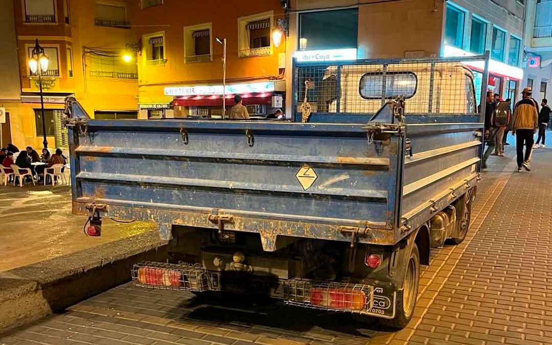 Camioneta del imputado aparcada frente a la comisaría de la Policía Local de Caspe./ Policía Local de Caspe