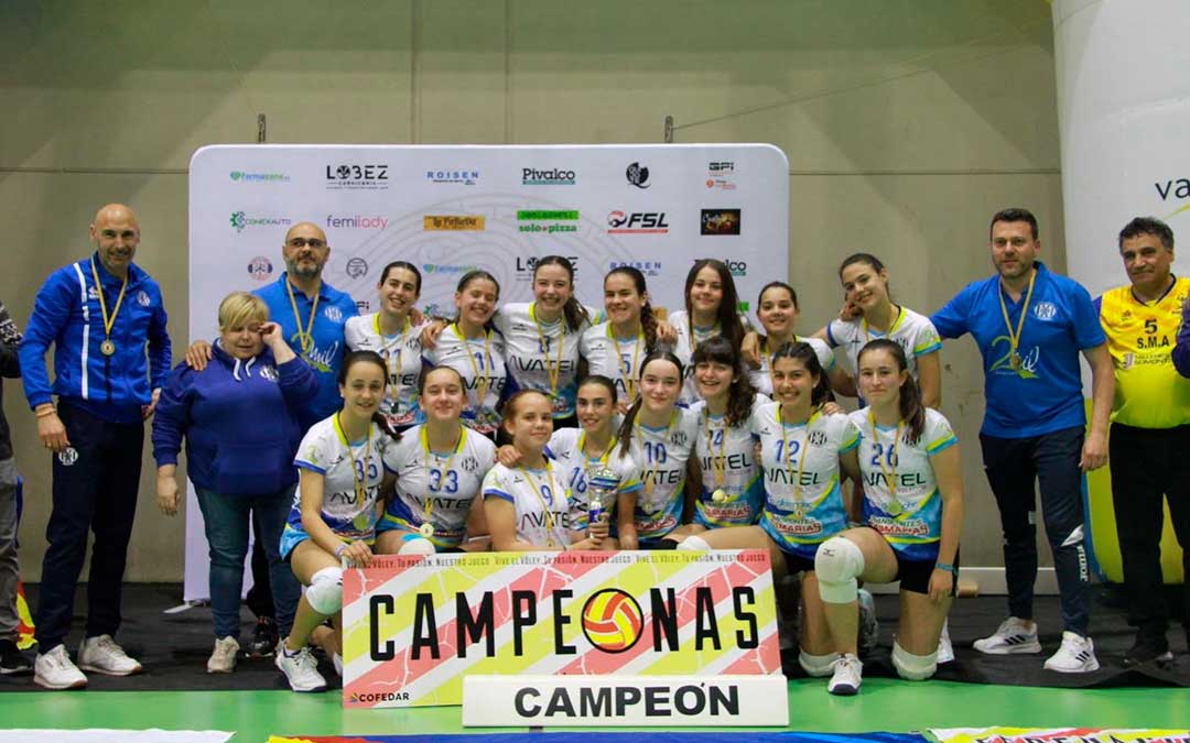 Jugadoras y cuerpo técnico equipo infantil C.V. Alcañiz./ C.V. Alcañiz