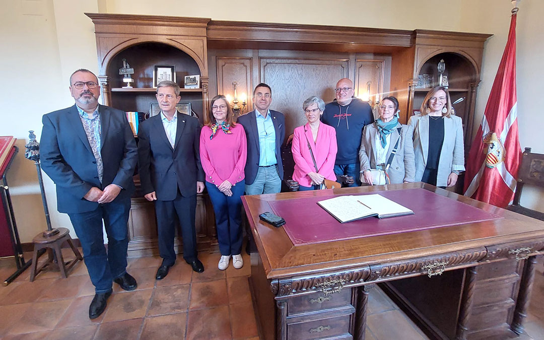 Integrantes de la corporación municipal de Caspe junto al General Cuasante y Coronel Molano./ J.L.