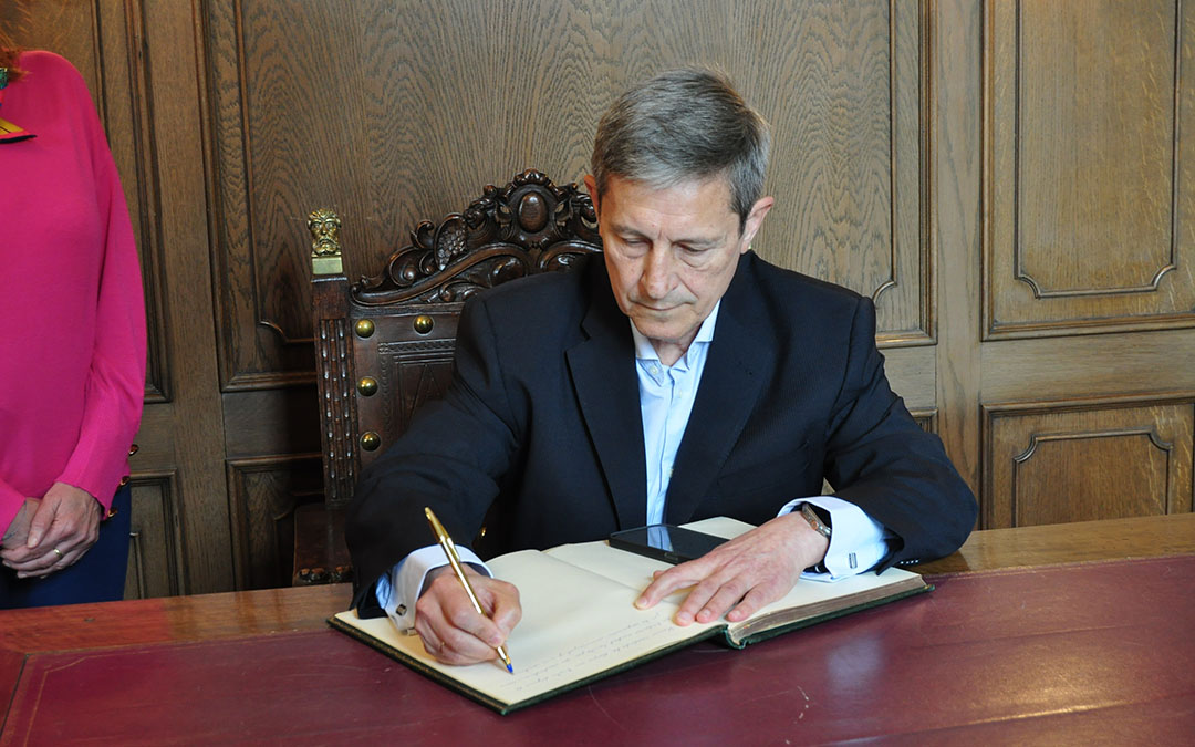El General de División, José Luis Cuasante, firmando en el Libro de Honor./ J.L.