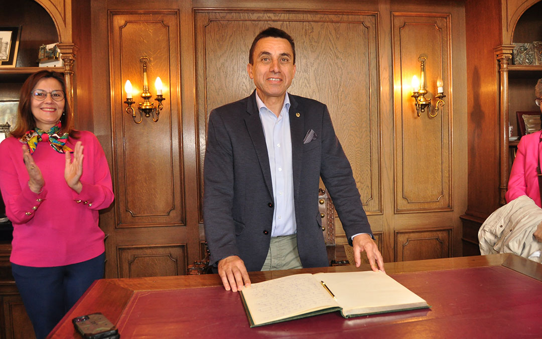 El Coronel Francisco Javier Molano, tras firmar en el Libro de Honor de Caspe, junto a la alcaldesa, Ana Jarque./ J.L.