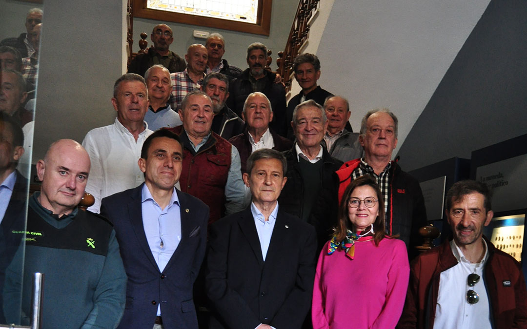 Socios fundadores de la UAR y autoridades caspolinas tras el acto./ J.L.