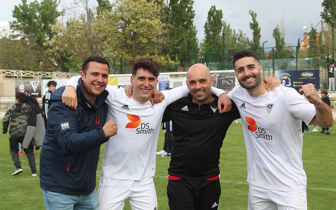 El Andorra C.F. festeja el ascenso a Tercera en el Endeiza. / Eduard Peralta