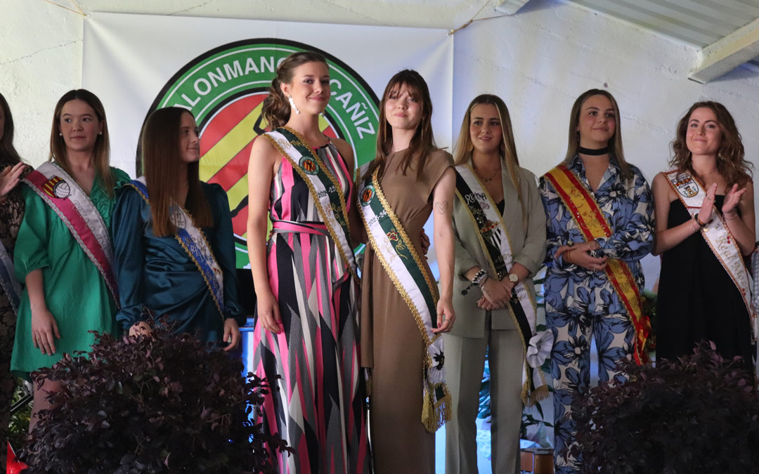 Sandra Alejos, de rosa, recibió la banda arropada por el resto de reinas alcañizanas./ N. Altaba