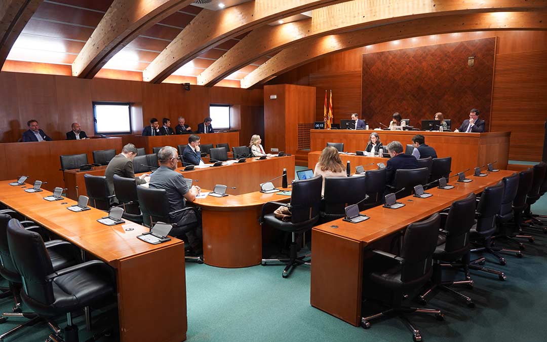 Catorce representantes vinculados con el medioambiente y la producción de energías renovables han contribuido con sus aportaciones ante los miembros de la Comisión Medioambiental y Turismo con el objetivo de perfeccionar y mejorar el texto normativo./Cortes de Aragón