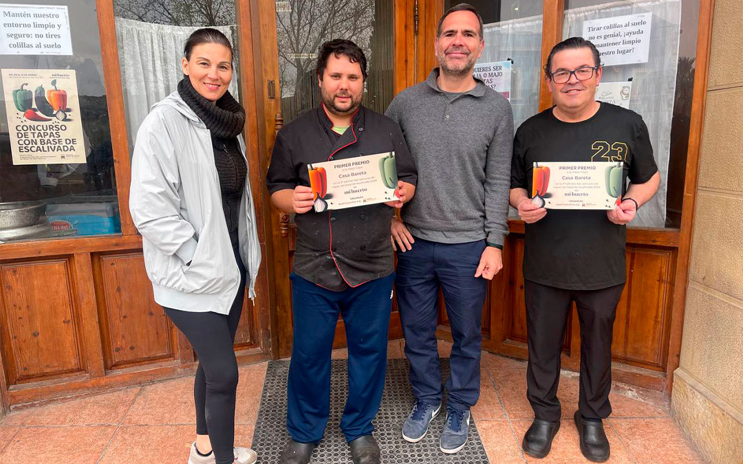 Entrega del premio al bar Casa Bareta de Oliete./ Apadrinaunolivo