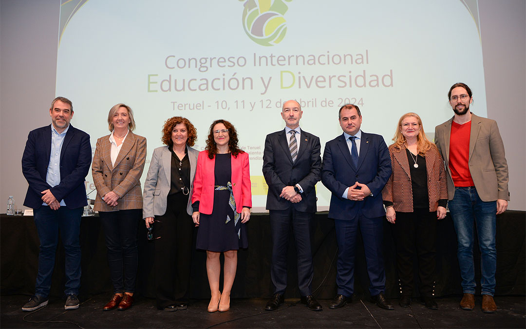 De izquierda a derecha: Alberto Quílez (director del Congreso y la Cátedra), Eva Fortea Báguena (directora general de Familia, Infancia y Natalidad del Gobierno de Aragón), Ángela Alcalá-Arellano (vicerrectora de Estudiantes de la Universidad de Zaragoza), Librada María Carrera (subdirectora general de Centros, Inspección y Programas del Gobierno de España), Fernando Beltrán (delegado del Gobierno de Aragón), David Gutiérrez (director general de Caja Rural de Teruel), María del Carmen Muñoz (concejal de Educación del Ayuntamiento de Teruel) y Alejandro Quintas (director del Congreso y la Cátedra)./ Caja Rural de Teruel