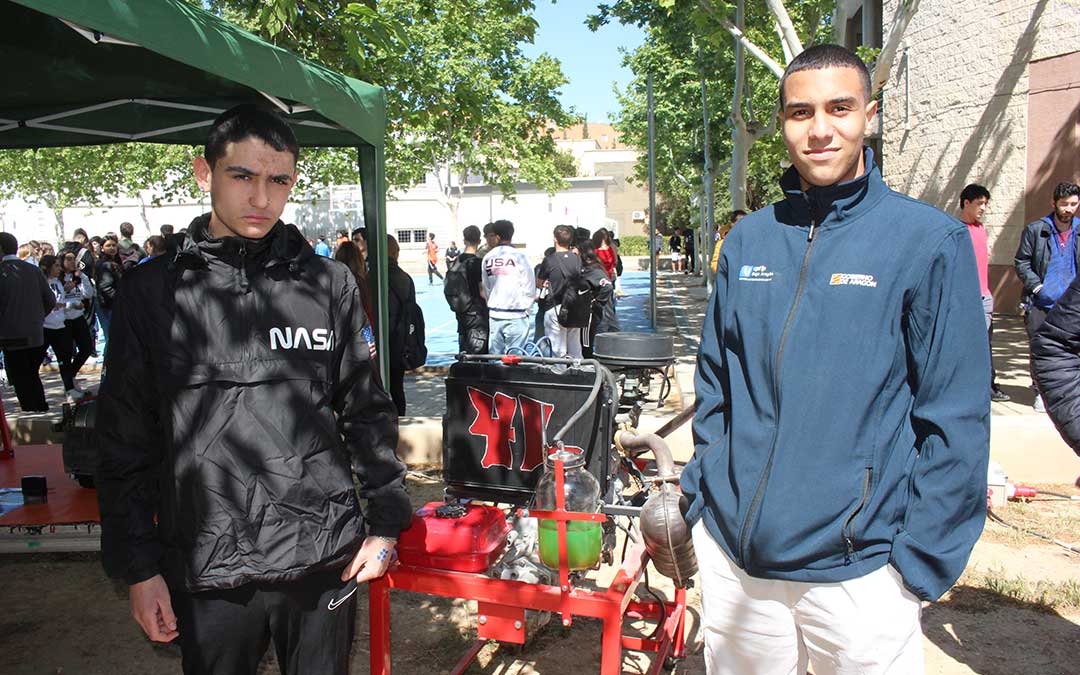 Alumnos y profesores de FP del CPIFP Bajo Aragón de Alcañiz que han participado este martes en la VI Feria de la Formación Profesional en el Bajo Aragón / L. Castel