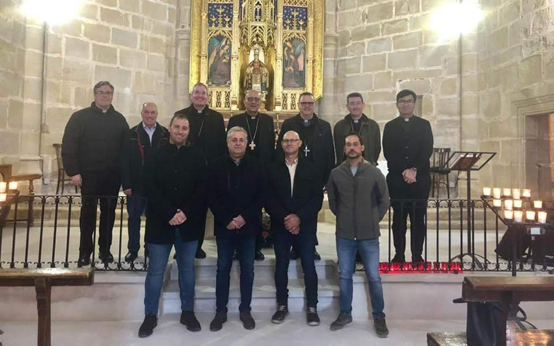 El cardenal Omella, obispos de Tortosa, Lleida, auxiliar de Barcelona, párrocos y corporación municipal de Cretas tras la Santa eucaristía./ Juan Luis Camps