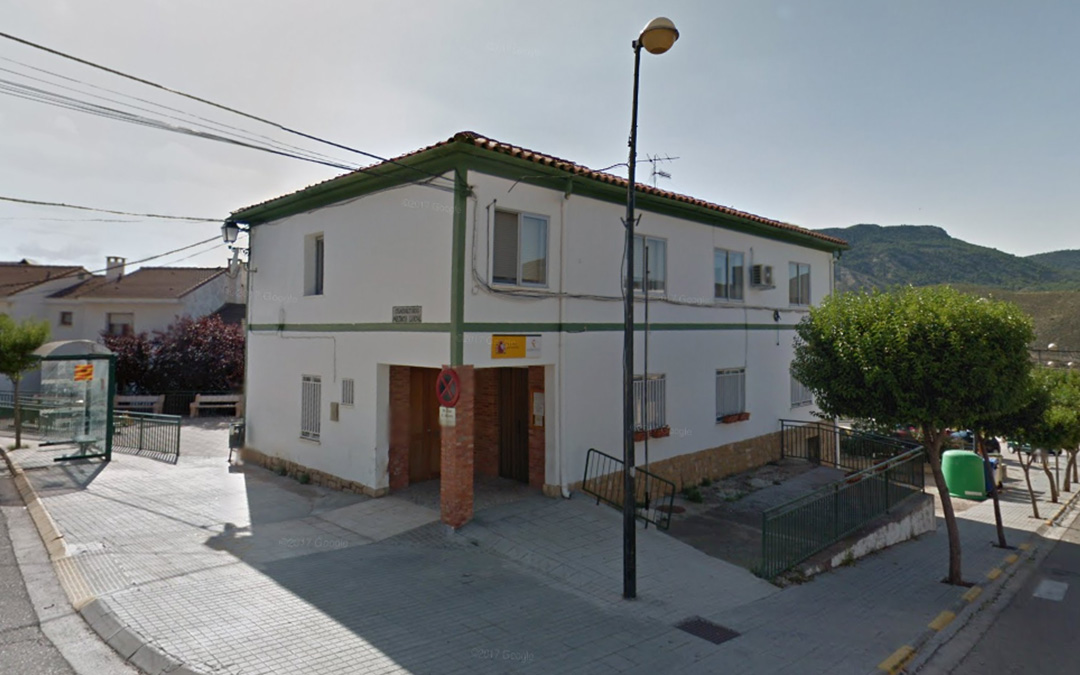 El puesto de la Guardia Civil en Ariño está situado en la antigua casa del médico por la falta de cuartel./ Google Maps