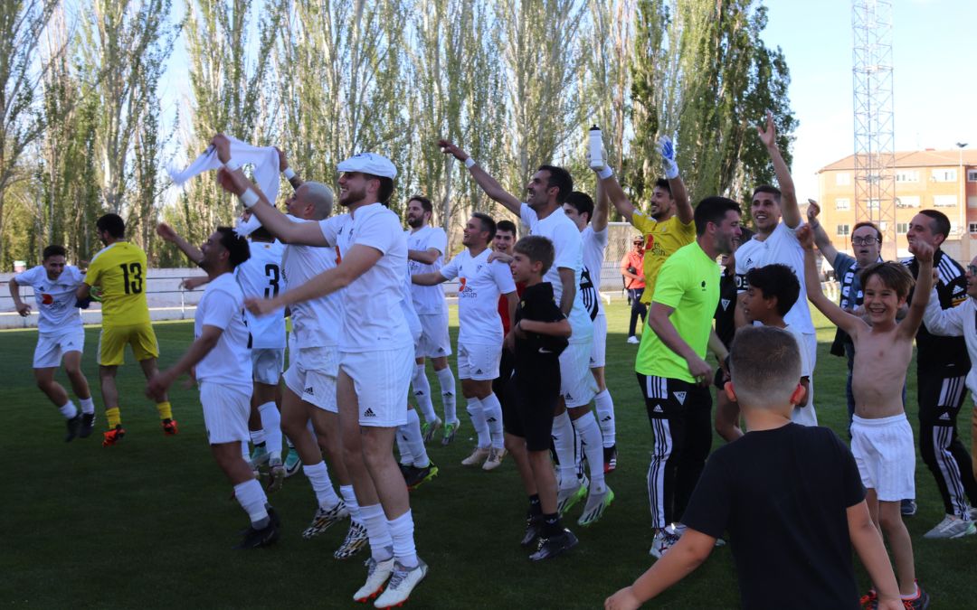Jugadores del Andorra C.F. celebrando la victoria al final del partido./ C.O.