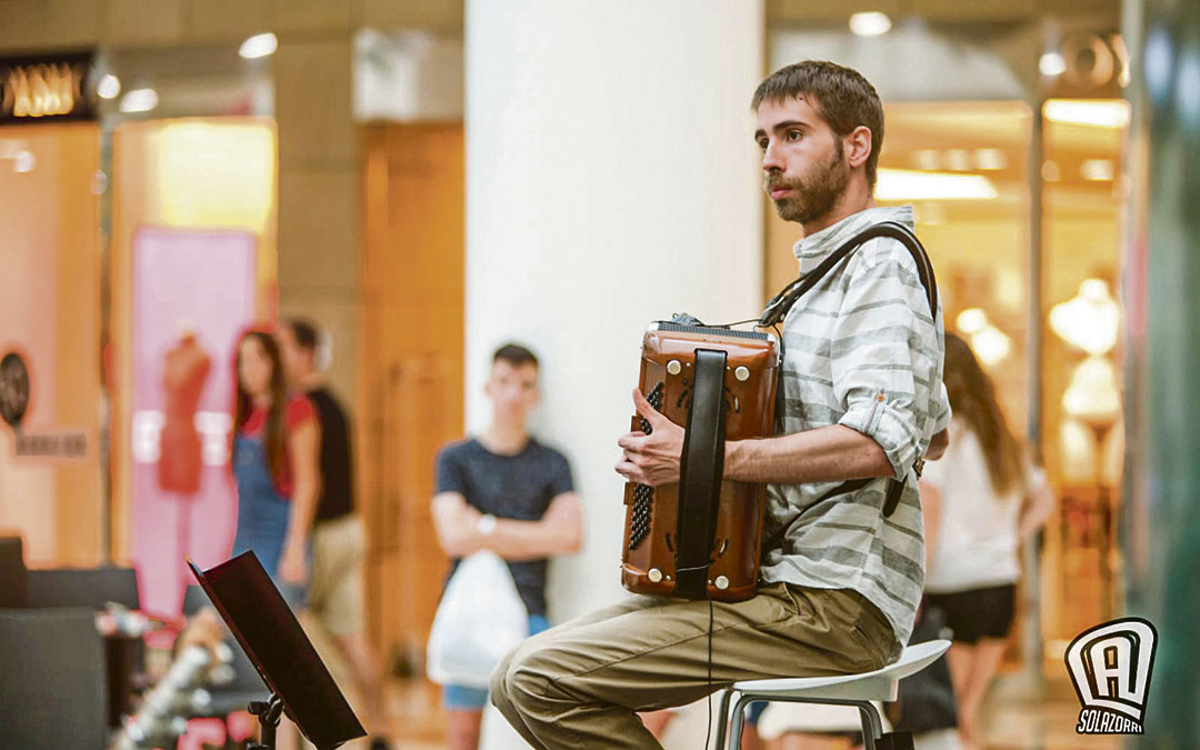 Cazcarra, en una actuación con su acordeón, un instrumento con muchas posibilidades. Tantas, que imparte clases, da conciertos de cámara o actúa en medievales. / Archivo personal