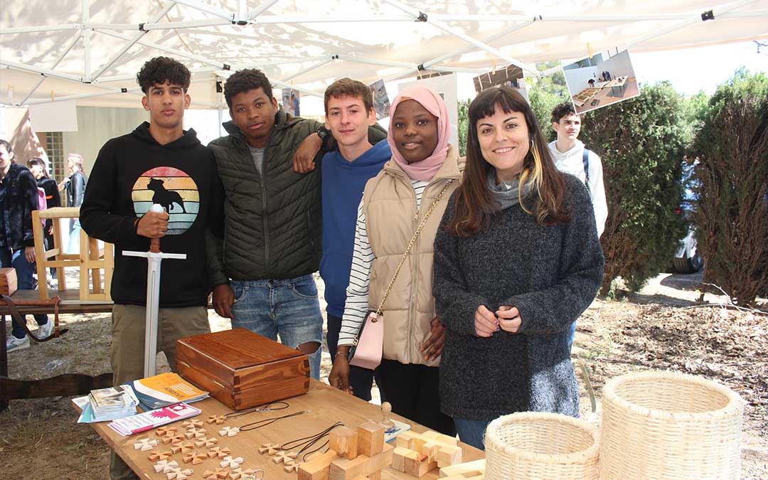 Alumnos y profesores de FP del CPEPA Río Guadalope de Alcañiz que han participado este martes en la VI Feria de la Formación Profesional en el Bajo Aragón / L. Castel